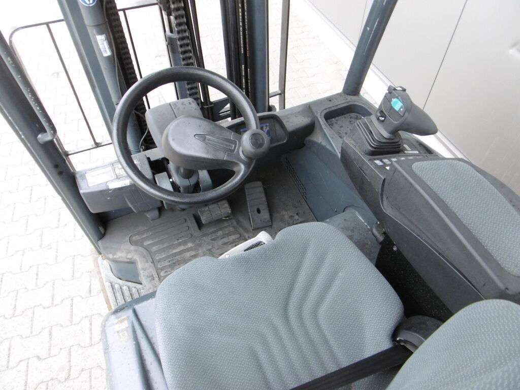Carrello elevatore JUNGHEINRICH EFG 425 ks - Photo 5