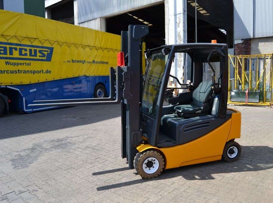 Carrello elevatore JUNGHEINRICH EFG 320 // Seitenschieber / Zinkenverstellgerat / 3. + 4. Ventil