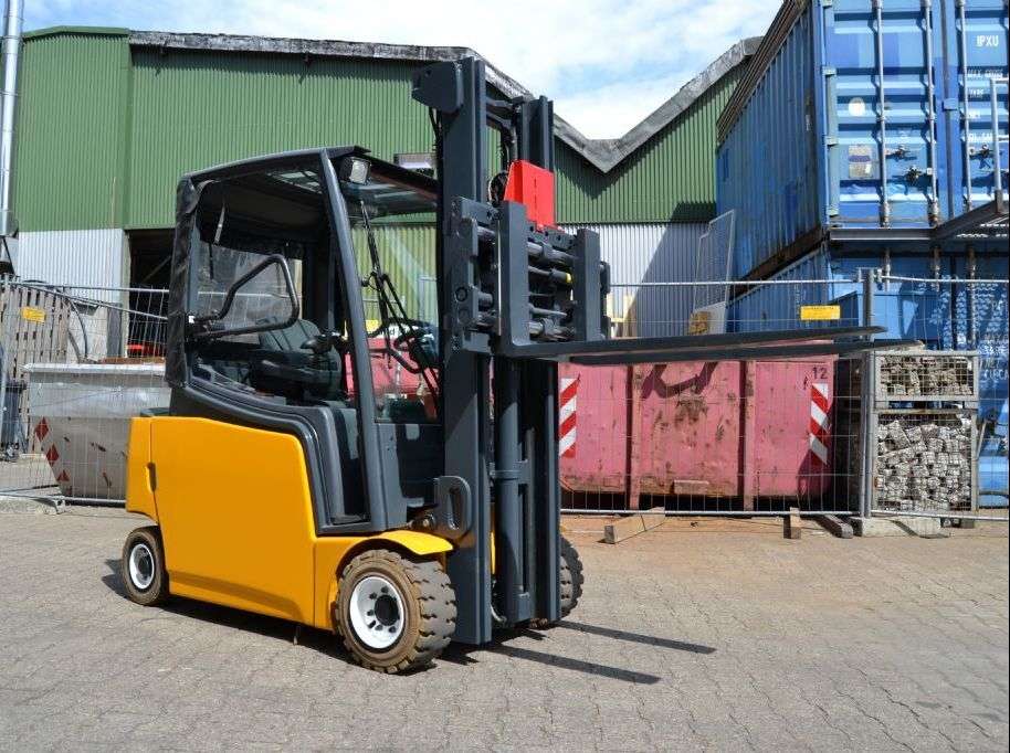 Carrello elevatore JUNGHEINRICH EFG 320 // Seitenschieber / Zinkenverstellgerät / 3. + 4. Ventil - Photo 3